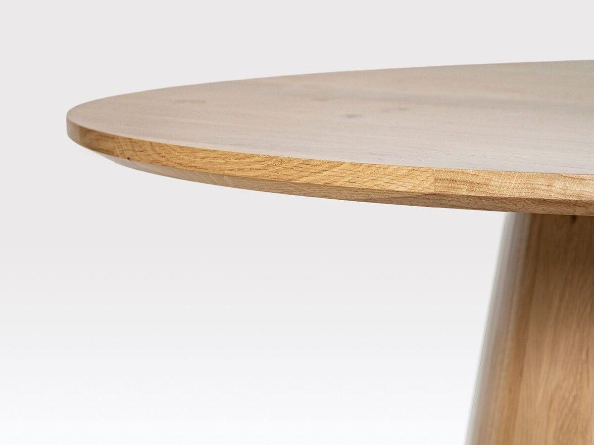 Close-up of the bevelled top edge